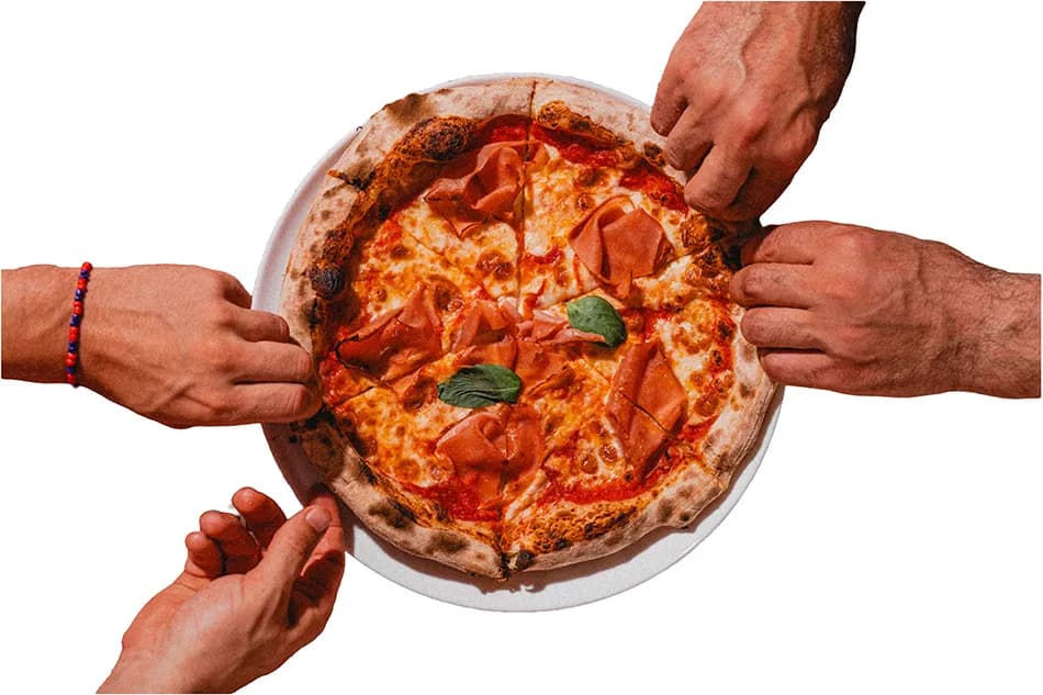 Frisch gebackene neapolitanische Pizza Margherita von Giazzo